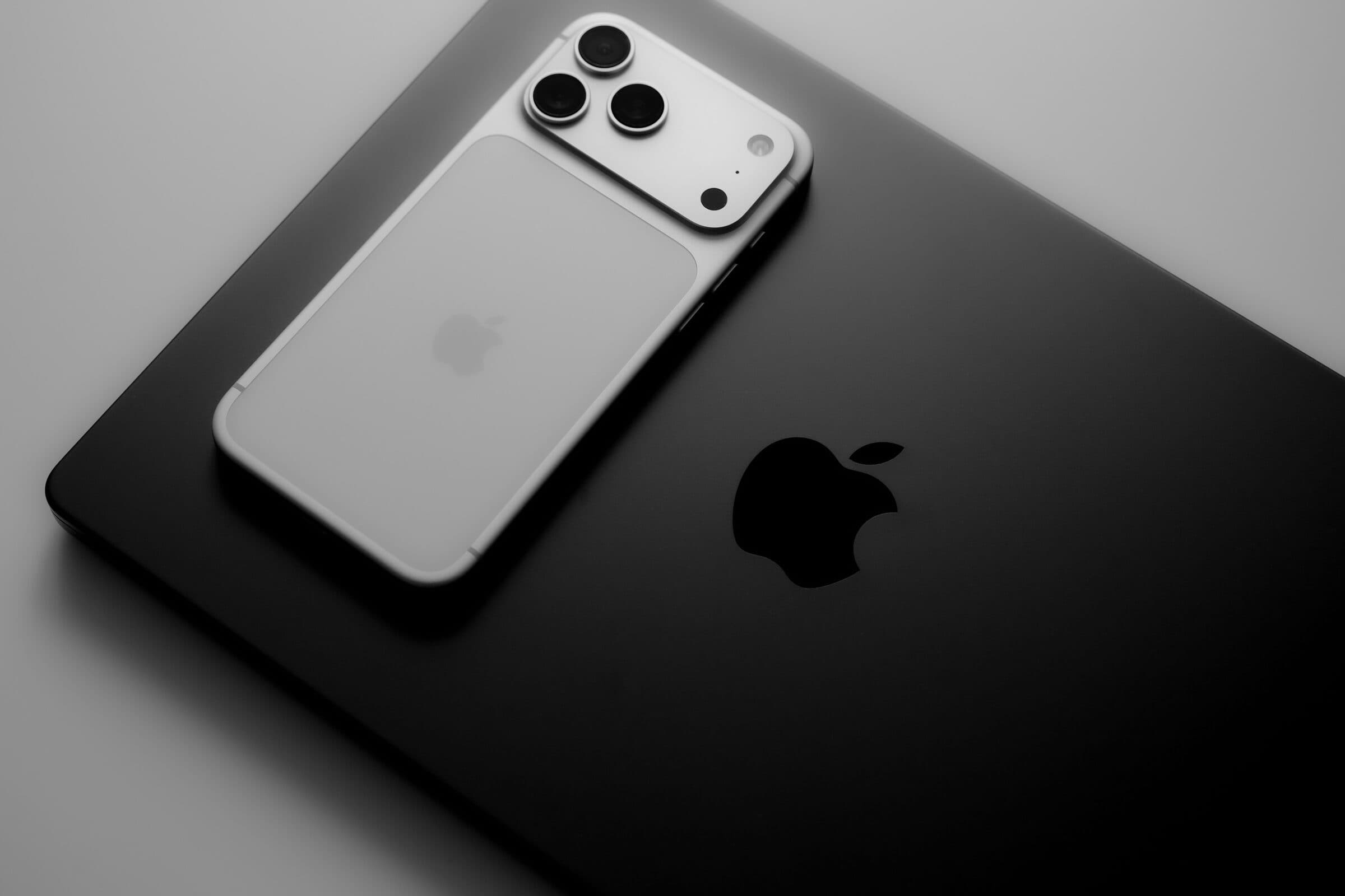iPhone sobre MacBook — iPhone.Hco
